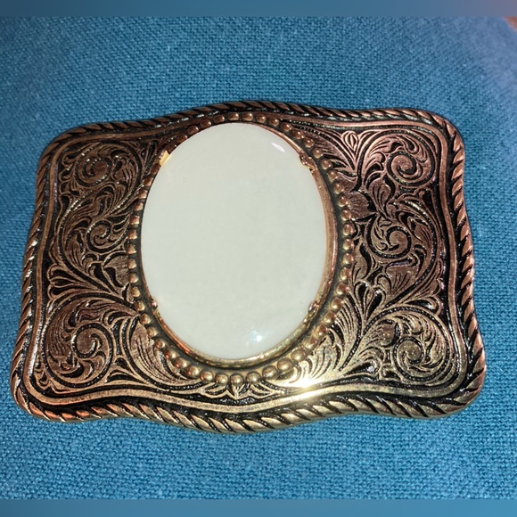 None Other - NWOT VTG BELT BUCKLE GOLD TONE SCROLLWORK & BLACK BACKGROUND & WHITE OVAL CENTER